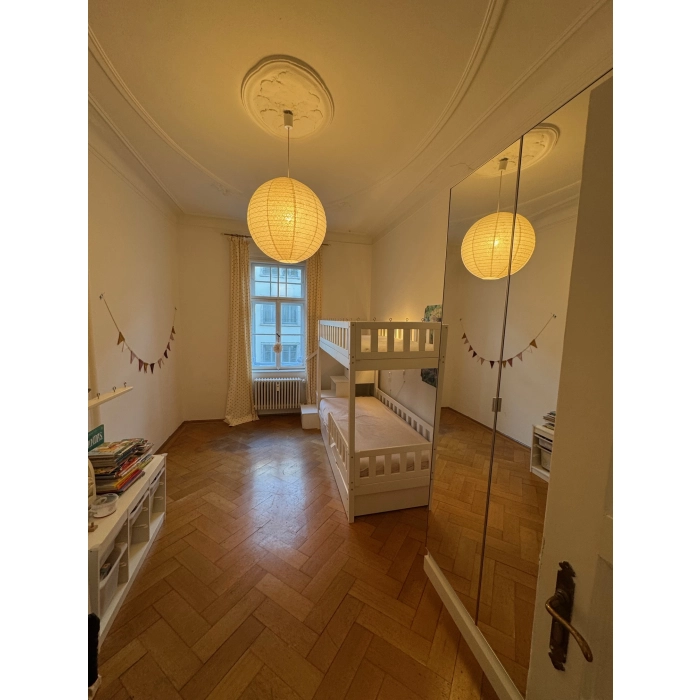 Kompaktowe łóżko piętrowe ze schodami do małego mieszkania